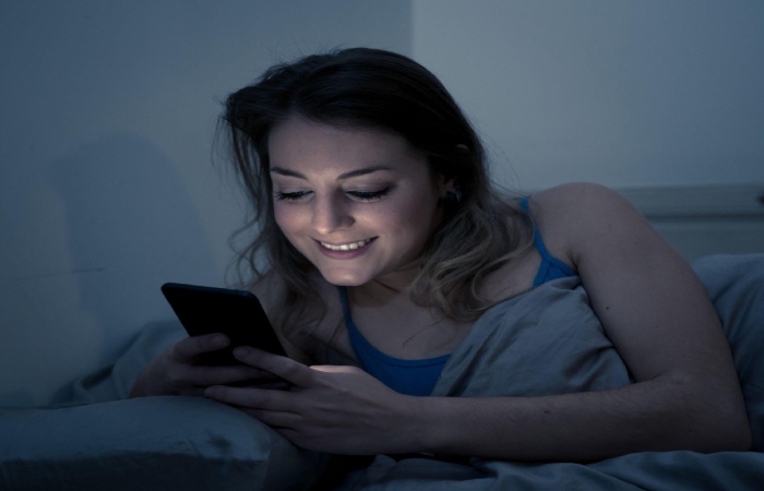 How Phone Use Before Bed Disrupts Your Sleep Cycle